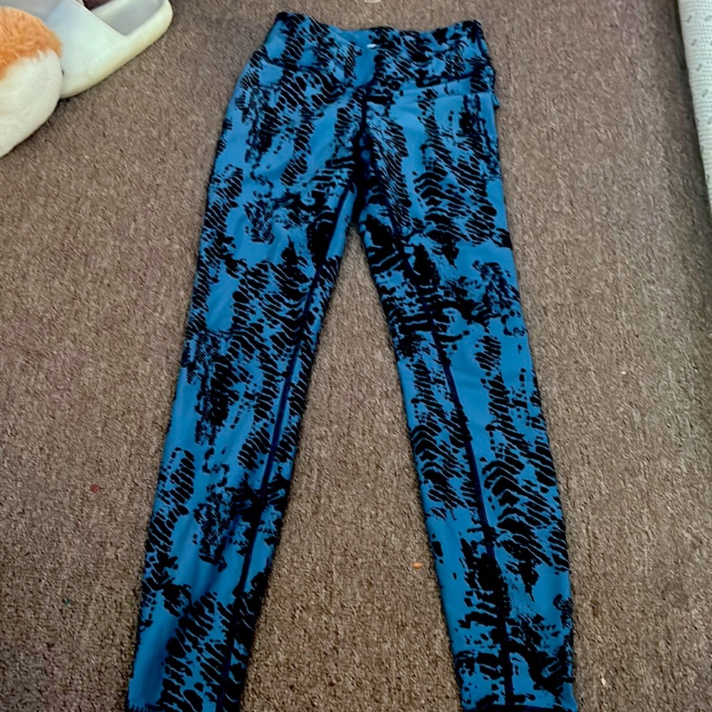 these are blue and black leggings. size:xs 0-2 brand: athletic